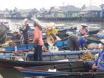 pedagang-pasar-terapung-muara-sungai-kuin1.jpg