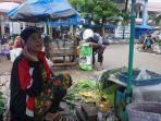 pedagang-sayur-yang-telah-ditertibkan-menempati-lokasi-berjualan-di-pasar-baru-marabahan.jpg