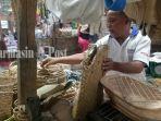 pedagang-tas-purun-di-pasar-kalindo-sedang-menata-dagangannya-mariana.jpg