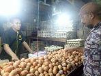 pedagang-telur-di-pasar-sentra-antasari-melayani-pembeli.jpg