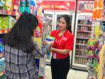 pegawai-alfamart-melayani-pelanggan-pada-program-promo-jumat-sabtu-minggu-asd.jpg