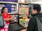 pegawai-alfamart-melayani-pembeli-promo-jumat-sabtu-minggu-sd.jpg