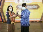 pejabat-kementerian-esdm-luh-nyoman-puspa-dewi-serahkan-subroto-award-ke-gubernur-sahbirin.jpg