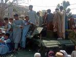 pejuang-taliban-dan-penduduk-setempat-duduk-di-atas-kendaraan-humvee-afganistan.jpg