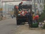 pekerja-atau-pasukan-kuning-dlh-balangan-terlihat-mengambil-sampah-dari-tps.jpg