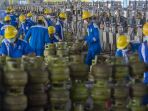 pekerja-mengisi-lpg-ke-tabung-elpiji-3-kg-di-depot-lpg-tanjung-priok_20171209_063114.jpg