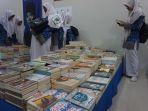 pelajar-ketika-mengunjungi-pameran-dan-bazar-buku.jpg