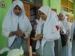 pelajar-smkn-1-banjarbaru-menggunakan-hand-sanitizer.jpg
