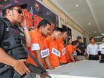 pelaku-begal-yang-ditangkap-dikawal-anggota-jatanras-sat-reskrim-polresta-banjarmasin_20160118_163222.jpg