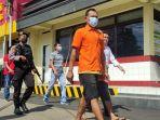 pelaku-kasus-kayu-ulin-ilegal-HA-alias-Gondrong-36-di-Polres-Tabalong-kalsel-31102022.jpg