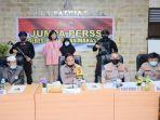 pelaku-pelempar-al-quran-inc-jilbab-hitam-saat-konferensi-pers.jpg
