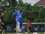 pelatih-barito-putera-djajang-nurdjaman-memimpin-sesi-latihan-tim-di-lapangan-uny.jpg
