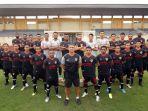 pelatih-kalteng-putra-wesley-gomes-de-oliviera-tengah-depan-bersama-tim-laskar-iseng-mulang.jpg