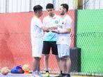 pelatih-kepala-tim-futsal-porprov-kota-banjarmasin-fikri-aprialdi-diskusi-dengan-asisten-pelatih.jpg