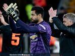 pelatih-manchestr-united-ole-gunnar-solskjaer-kanan-bersama-sergio-romero.jpg