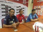 pelatih-martapura-fc-frans-sinatra-huwae-dan-kapten-tim-amirul-mukminin-saat-jumpa-pers.jpg