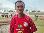 pelatih-martapura-fc-frans-sinatra-huwae-saat-di-stadion-demang-lehman.jpg