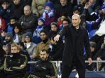 pelatih-real-madrid-asal-prancis-zinedine-zidane-memberi-isyarat-saat-pertandingan.jpg