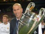 pelatih-real-madrid-zinedine-zidane-mengangkat-trofi-liga-champions.jpg