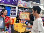 pelayan-alfamart-melayani-promo-gantung-gajian-untung-alfamart-periode-24-februari-1.jpg