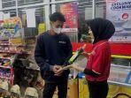pelayan-alfamart-melayani-warga-pada-promo-jumat-sabtu-minggus.jpg