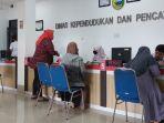 pelayanan-di-kantor-Dinas-Dukcapil-Tanahlaut.jpg