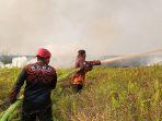 pemadaman-lahan-terbakar-di-Desa-Binjai-Pirua.jpg
