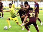 pemain-Barito-Putera-Mike-Ott-dalam-laga-melawan-PSM-Makassar-Liga-1-20222023.jpg