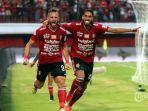 pemain-bali-united-ilija-spasojevic-kiri-melakukan-selebrasi-bersam.jpg
