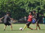 pemain-barito-putera-berlatih-di-lapangan-unj-yogyakarta.jpg