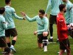 pemain-depan-portugal-cristiano-ronaldo-menyapa.jpg