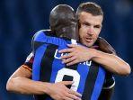 pemain-inter-milan-romelu-lukaku-memeluk-striker-as-roma-edin-dzeko.jpg
