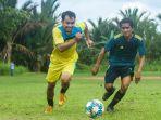 pemain-khalatz-fc-dan-mantuil-united-di-lapangan-gelora-sungai-andai-banjarmasin-kalsel-15122020.jpg