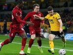 pemain-liverpool-berusaha-merebut-bola-dari-pemain-wolves.jpg