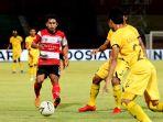 pemain-madura-united-andik-vermansah-dijaga-ketat-pemain-semen-padang.jpg