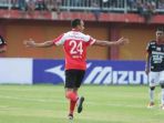 pemain-madura-united-peter-odemwingie_20170506_222306.jpg
