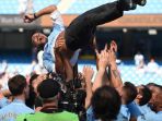 pemain-manchester-city-mengangkat-pep-guardiola-ke-udara_20180510_073804.jpg