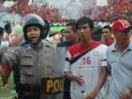 pemain-mfc-dikawal-polisi.jpg