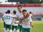 pemain-persebaya-samsul-arif-saat-laga-persikabo-1973-vs-persebaya-di-liga-1.jpg