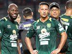 pemain-persebaya-surabaya-ok-jhon-kiri-dan-raphael-maitimo.jpg