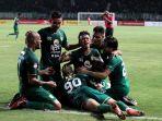 pemain-persebaya-surabaya-pencetak-gol-ke-gawang-bali-united.jpg