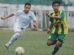 pemain-persemar-martapura-berebut-bola-dengan-pemain-barabai-fc.jpg