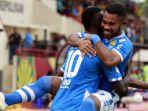 pemain-persib-bandung-ezechiel-ndouassel-kiri-bersama-ardi-idrus.jpg