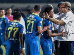 pemain-persib-bandung-mendapatkan-pelukan-dari-pelatih-robert-rene-alberts.jpg