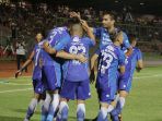 pemain-persib-bandung-merayakan-gol-ke-gawang-barito-putera_20161205_175708.jpg