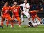pemain-persija-jakarta-dan-borneo-fc-bersaing-mendapatkan-bola.jpg