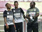 pemain-persipura-jayapura-titus-bonai-kiri-bersama-pelagic-baru-jacksen-f-thiago.jpg