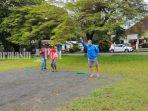pemain-petanque-saat-melemparkan-boule-bola-besar-di-lapangan-di-jalan-a-yani-no-345-banjarbaru.jpg