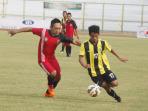 pemain-ps-balangan-berebut-bola-dengan-pemain-perseam-amuntai-pangdam_20150802_061809.jpg