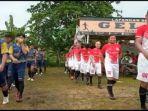 pemain-ps-hartati-dan-ftpk26-saat-memasuki-lapangan-gelora-sungai-andai.jpg
